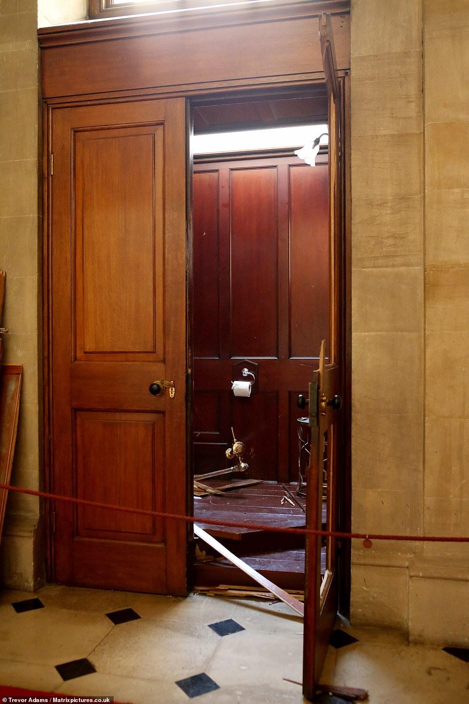 展出不到2日,就遭賊人破門,拆喉兼拆地板,將整個金馬桶偷走。(網上圖片)