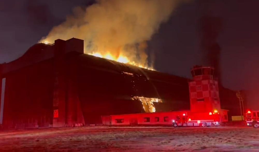 當局出動5輛消防車及70名消防員,並派出直升機協助。(X)