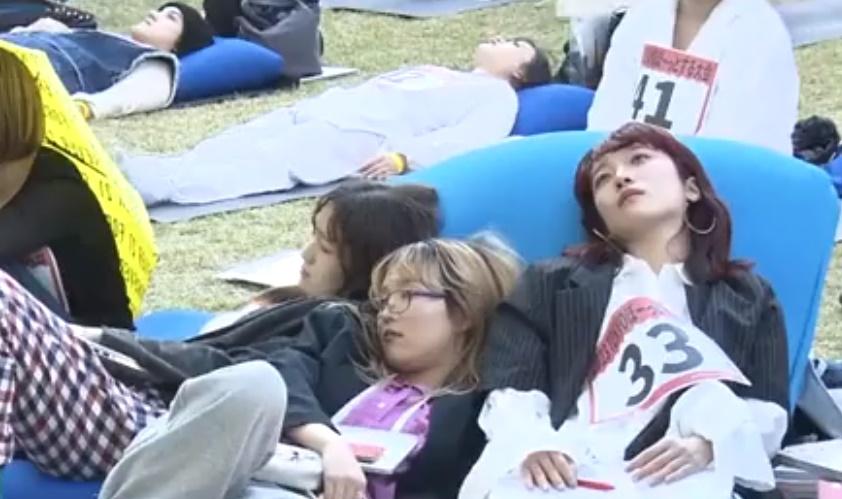 參賽者目無表情地盯著某處,或躺臥、或屈膝、或盤坐,就是為了爭奪「發呆王」的殊榮。(X)