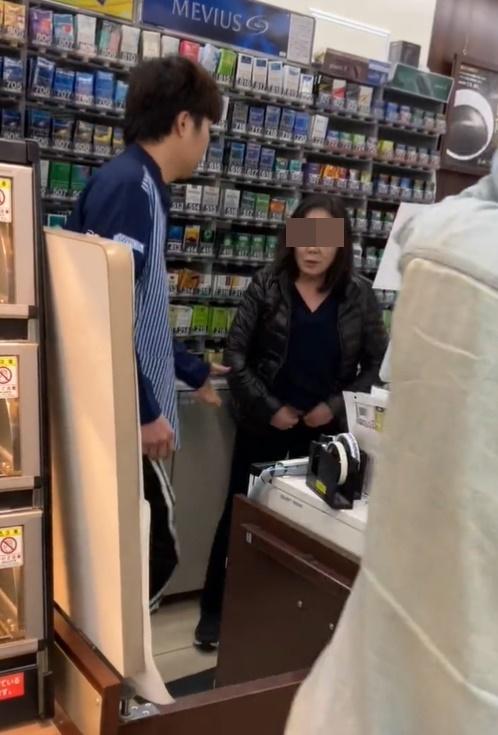 詎料婦人闖進收銀櫃台後,不顧店員的攔阻就脫下褲子。(X)