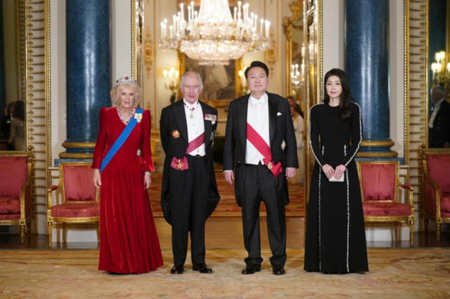 英國國王查理斯三世(King Charles III)在白金漢宮舉辦國宴款待到訪的南韓總統尹錫悅。(X)