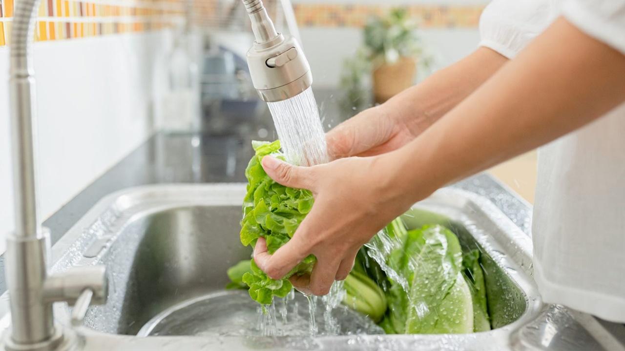 民眾應將把食材清洗乾淨。(網上圖片)