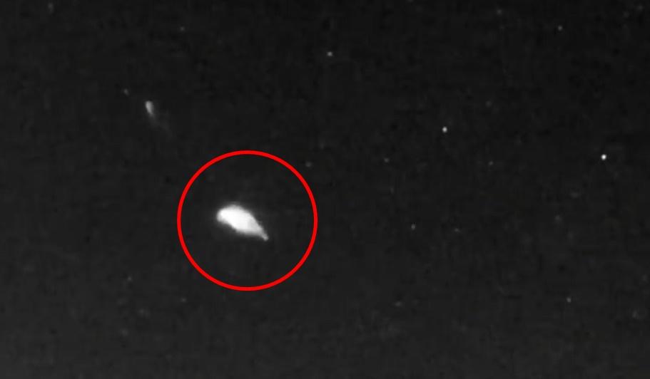 其中一節與主體分離後,爆發出閃光和碎片雲。(X)