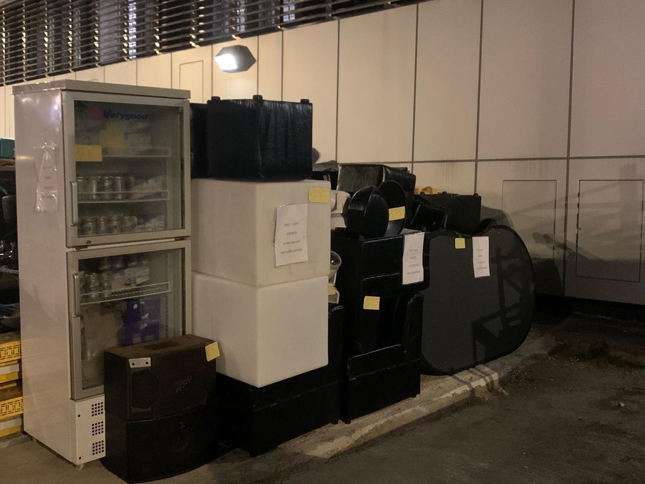 行動中,警方檢獲約600罐啤酒、35枝紅酒、6套音響設備、5組吊燈及1個雪櫃。(警方圖片)