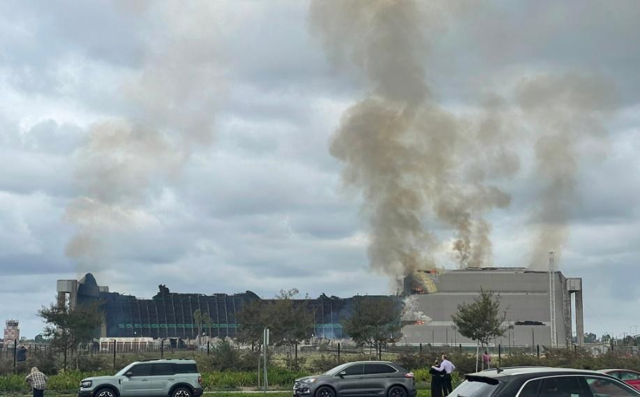 當局出動5輛消防車及70名消防員,並派出直升機協助。(X)