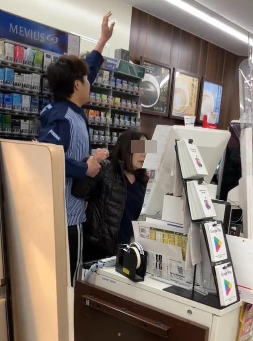 店員急忙拉住她的手但阻截不果,雖然警察趕到,但婦人已經在就地大解放。(X)