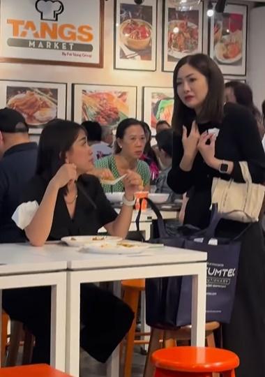 沒多久,老鼠開始扭動身體,手腳撐撐,甚至還幾度抽搐,恐怖畫面隨即引起周圍食客目光,並隨即發出一陣尖叫。(FB)