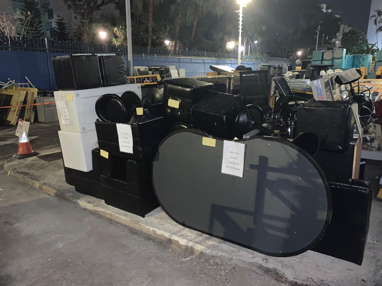 元朗兩無牌酒吧打鬥,惡男揮刀揸咪講數,反黑組拘15人。(警方圖片)