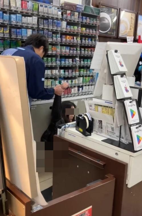 店員急忙拉住她的手但阻截不果,雖然警察趕到,但婦人已經在就地大解放。(X)