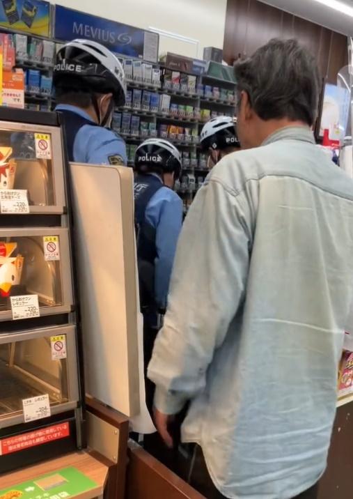 店員急忙拉住她的手但阻截不果,雖然警察趕到,但婦人已經在就地大解放。(X)