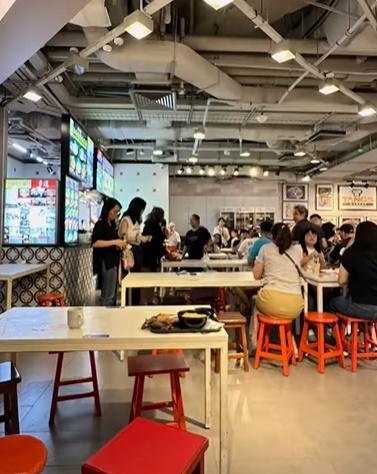 老鼠起初牠動也不動,四周食客也未有為意。(FB)