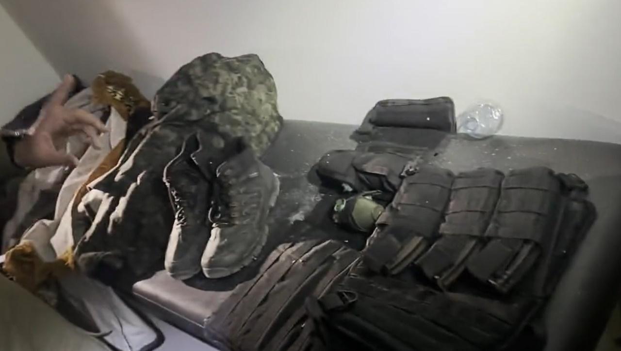 以軍又發放片段,指在希法醫院找到AK-47自動步槍、彈藥、手榴彈、防護背心等軍備。(X)