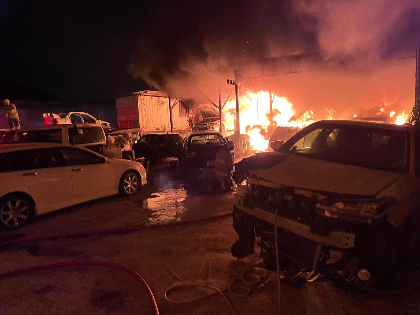 至約凌晨4時將火撲滅。(FB)