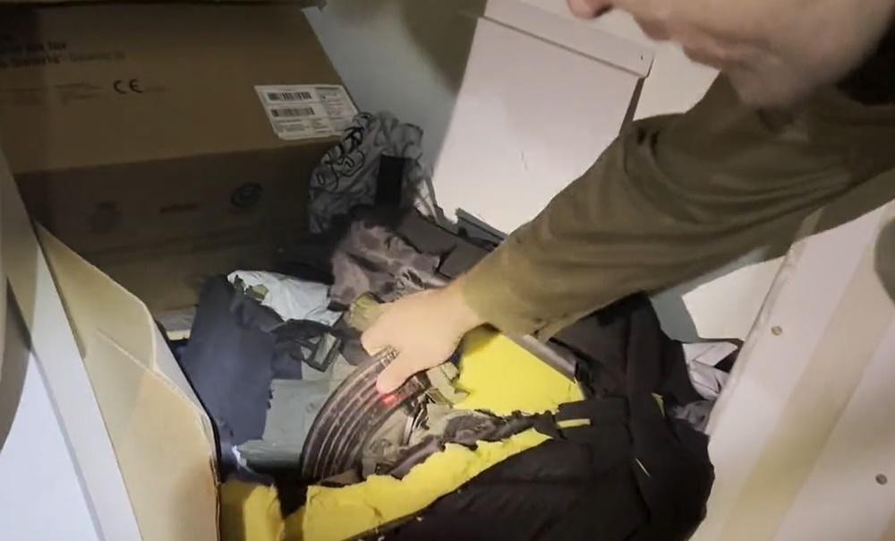 以軍又發放片段,指在希法醫院找到AK-47自動步槍、彈藥、手榴彈、防護背心等軍備。(X)