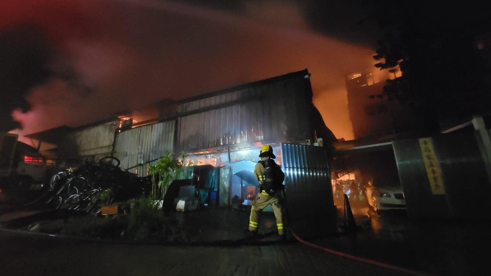 至約凌晨4時將火撲滅。(FB)