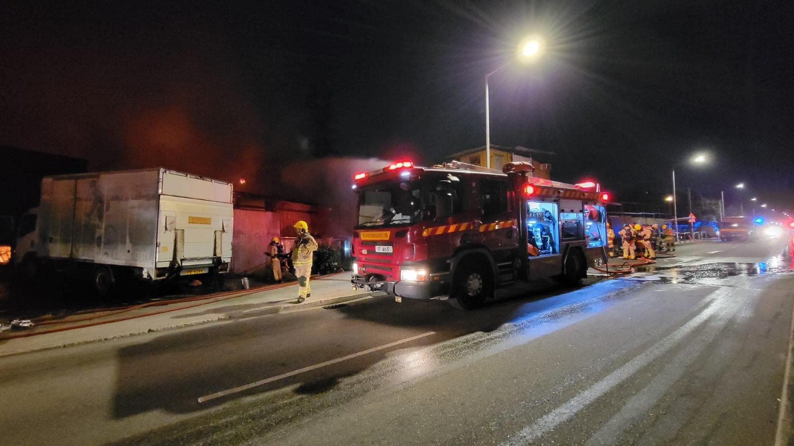 至約凌晨4時將火撲滅。(FB)