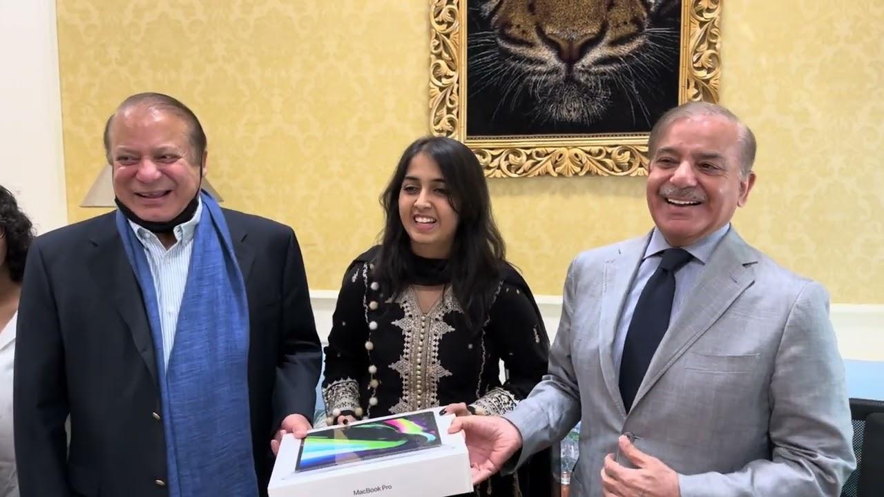 Mahnoor Cheema曾被巴基斯坦總理謝里夫(Shahbaz Sharif)接見,並且獲贈一部手提電腦。(X)
