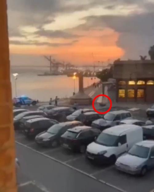 一名男子趴在地上,5名武裝警員擎槍指嚇並包圍他,隨後上前將他上鎖帶返警署。(X)