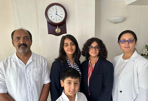 Mahnoor Cheema與家人。(X)