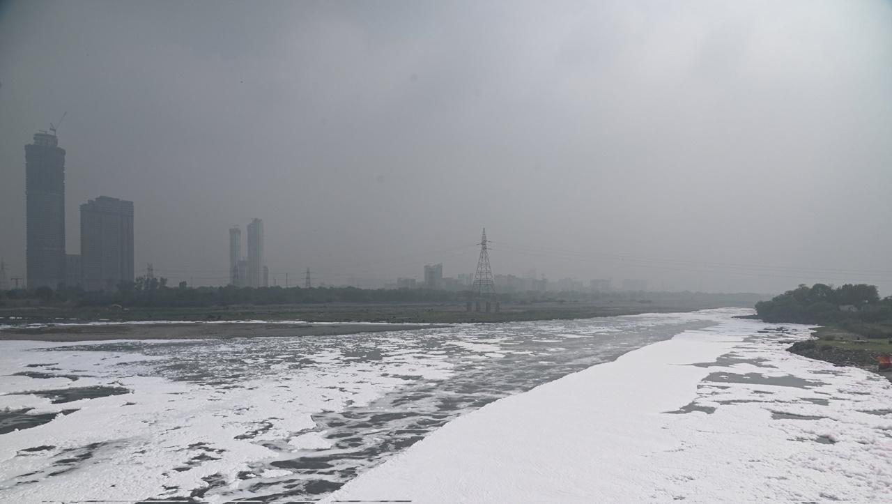 「白雪」覆蓋恆河如仙境,印度民眾照飲用,毒泡釀2000萬人患病。(X)