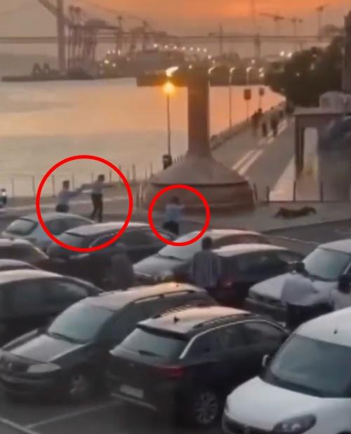 一名男子趴在地上,5名武裝警員擎槍指嚇並包圍他,隨後上前將他上鎖帶返警署。(X)