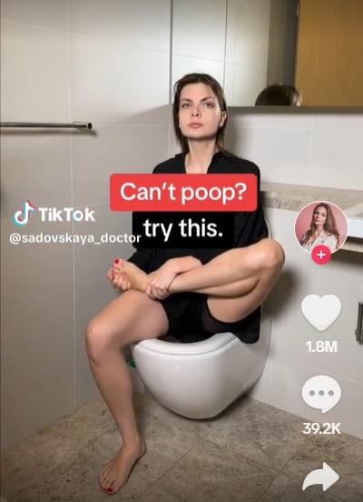 她坐上馬桶,先把左腿跨到右大腿上。(TikTok)