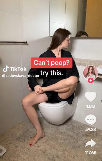 再把身體往左轉、看向正後方,彷彿在做腿部伸展。(TikTok)