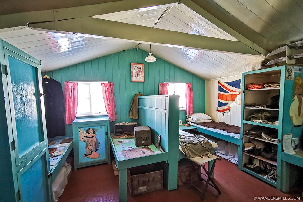 4名郵政局長必須在這座冰島上生活,只能住在一個小旅館,共用一個浴室,當地也沒有自來水。(X)