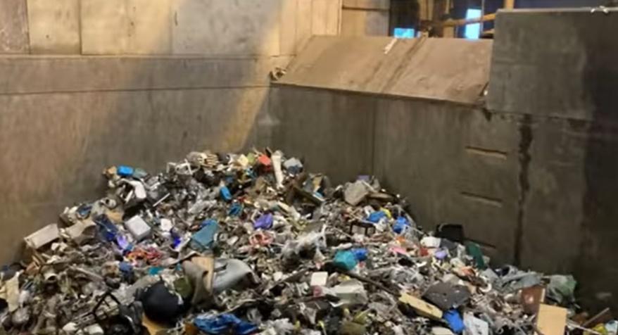 「不可燃垃圾」儲存槽。(YouTube)