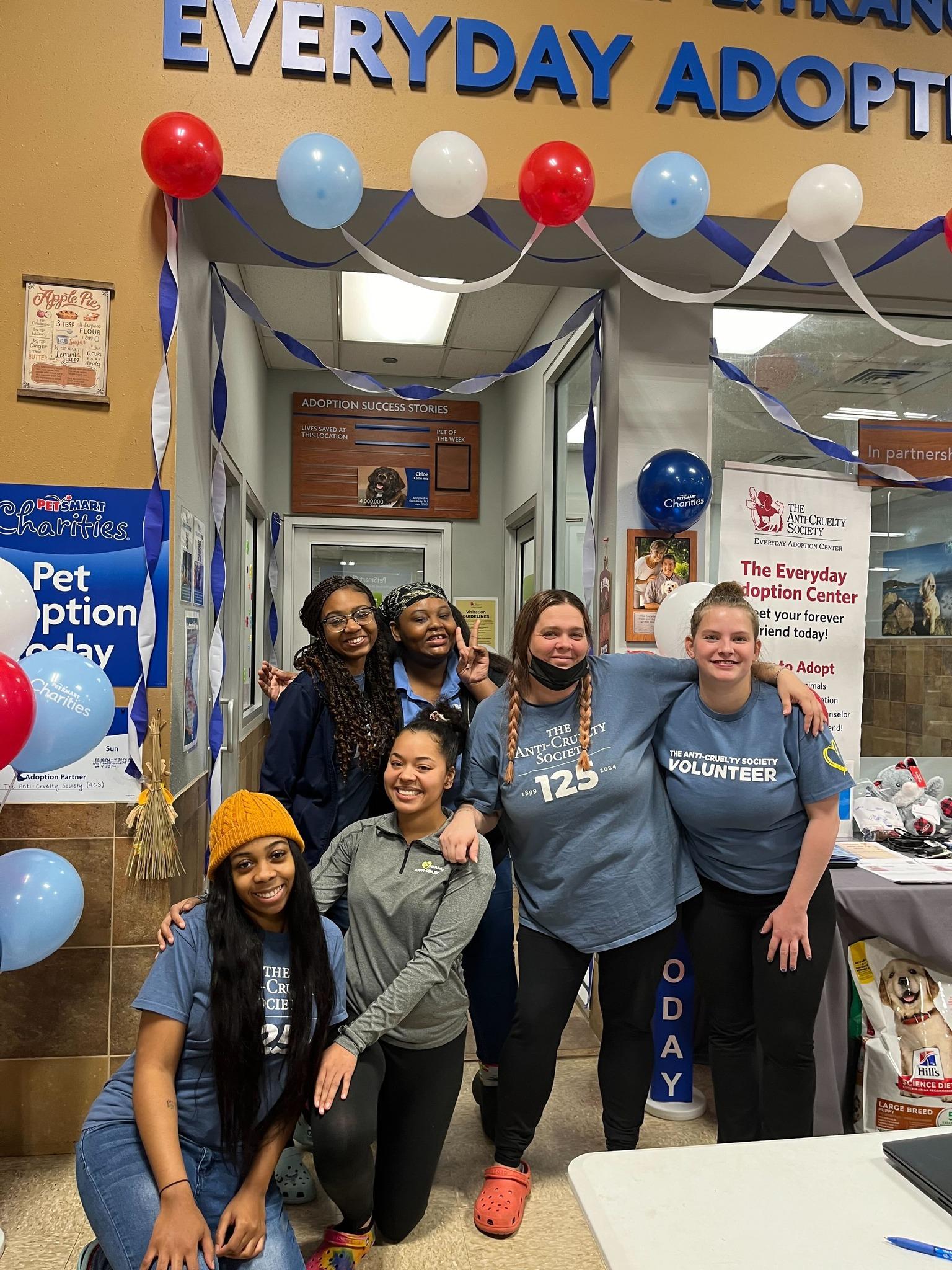 動物收容所「The Anti-Cruelty Society」職員及義工。(The Anti-Cruelty Society@FB)