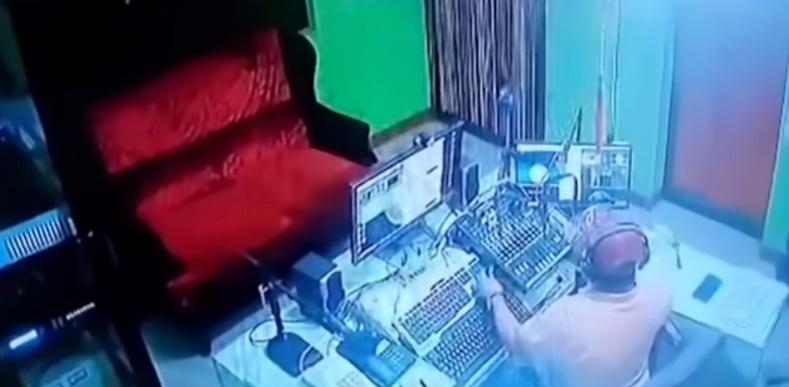 Juan Jumalon事發前在設於家中的廣播室正以社交平台Facebook進行直播。(X)