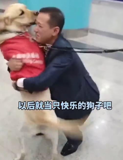 飼主也對狗狗的熱情為之動容,蹲下給牠大大的擁抱。(微博)