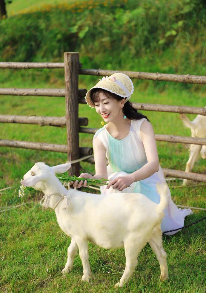 趙雅芝凍齡有術,包括注重飲食及勤做運動(趙雅芝微博)
