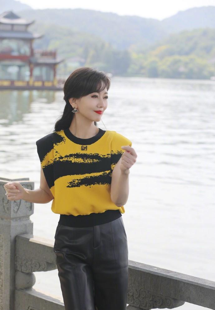 趙雅芝凍齡有術,包括注重飲食及勤做運動(趙雅芝微博)