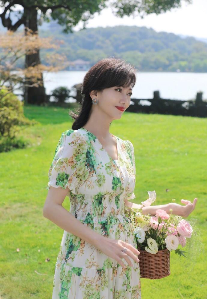 趙雅芝凍齡有術,包括注重飲食及勤做運動(趙雅芝微博)