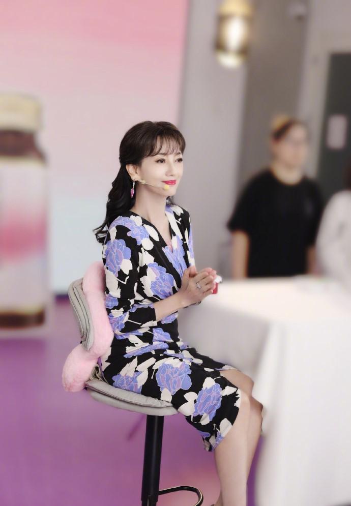 趙雅芝凍齡有術,包括注重飲食及勤做運動(趙雅芝微博)