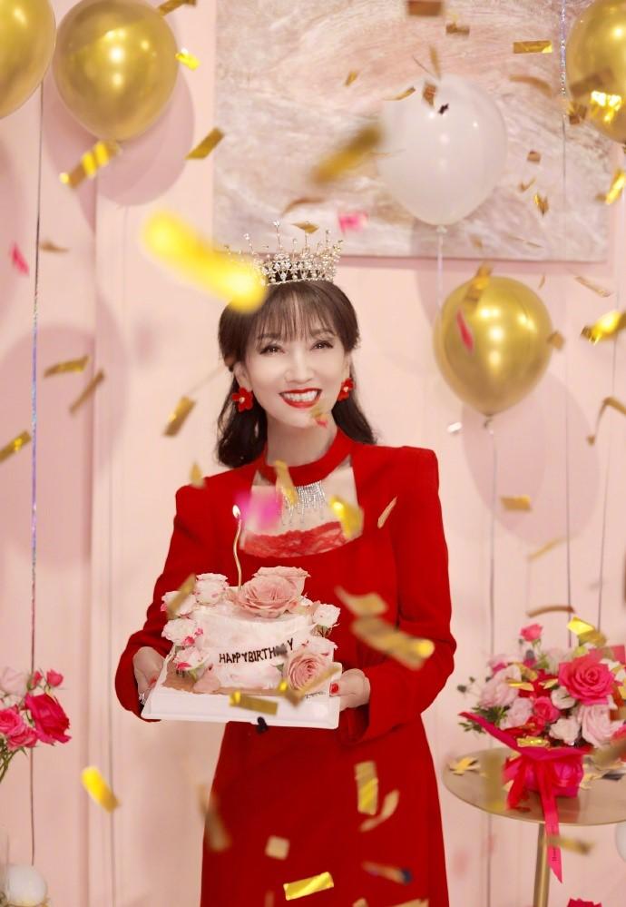 趙雅芝70歲生日與粉絲慶祝(趙雅芝微博)