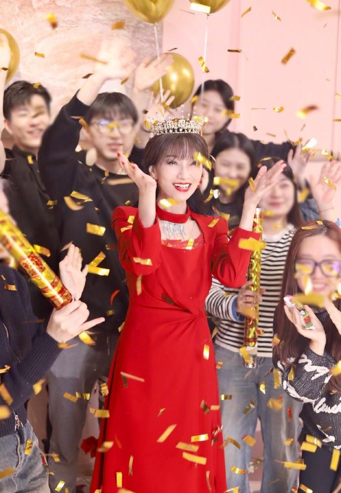 趙雅芝70歲生日與粉絲慶祝(趙雅芝微博)