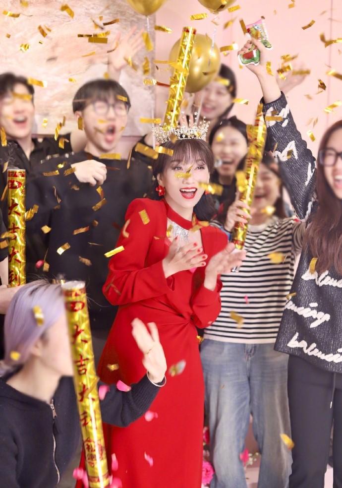 趙雅芝70歲生日與粉絲慶祝(趙雅芝微博)