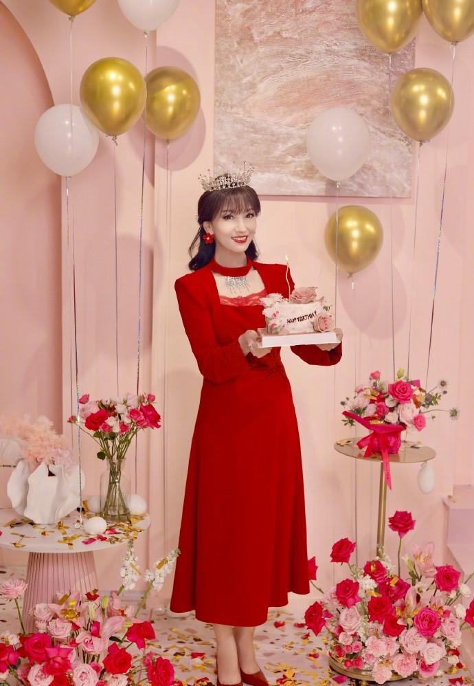 趙雅芝70歲生日與粉絲慶祝(趙雅芝微博)