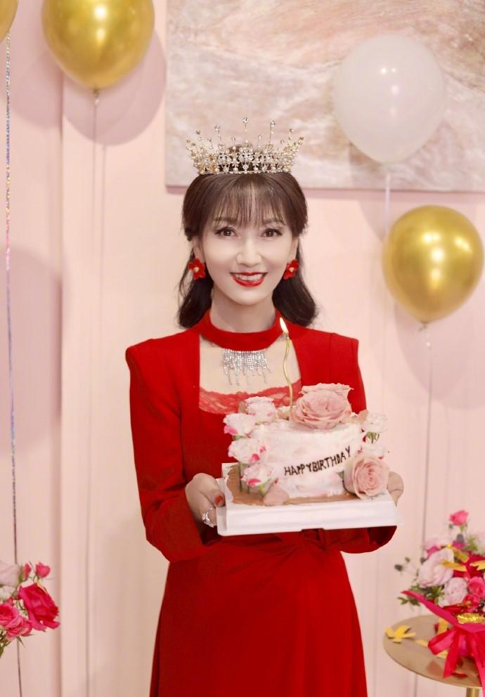 趙雅芝70歲生日與粉絲慶祝(趙雅芝微博)