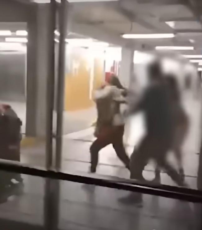 突然撲向路人、狠抓別人頭髮。(YouTube)