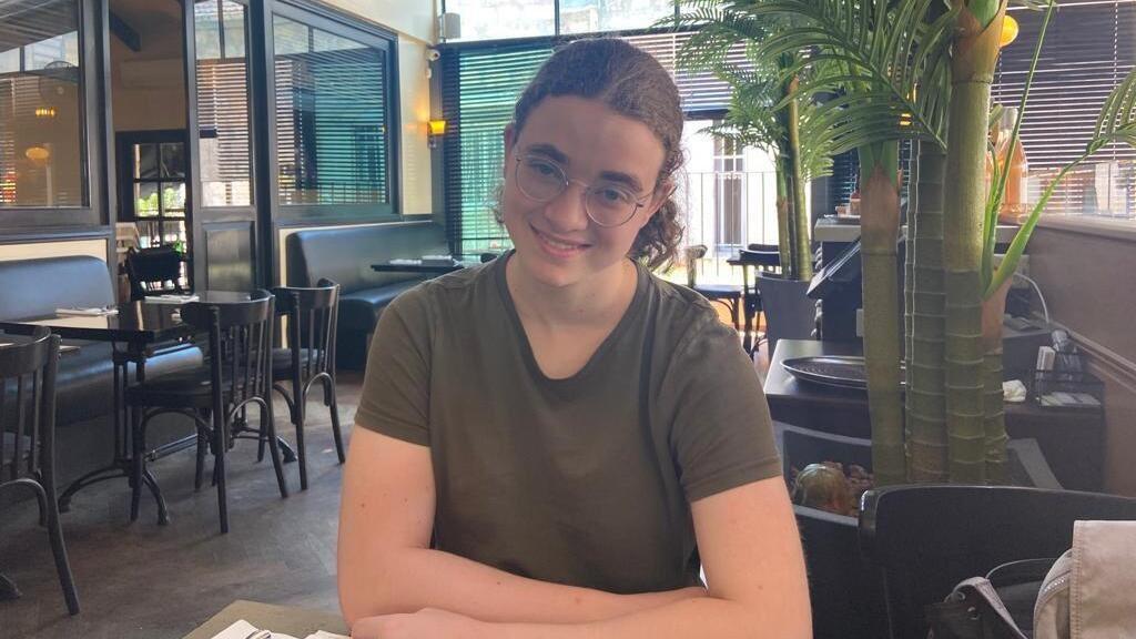 10月7日當天母親Gabriela正好帶著Mia去探訪。(X)