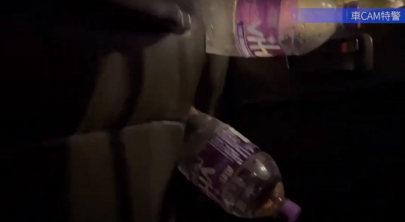 司機座椅與車門之間攝有兩支蒸餾水樽。(網片截圖)