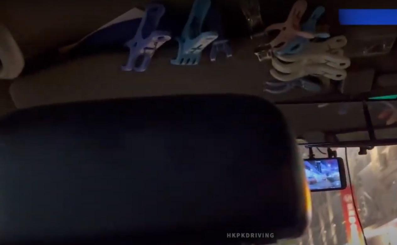 副駕駛座的遮陽板夾有多個衣夾。(網片截圖)