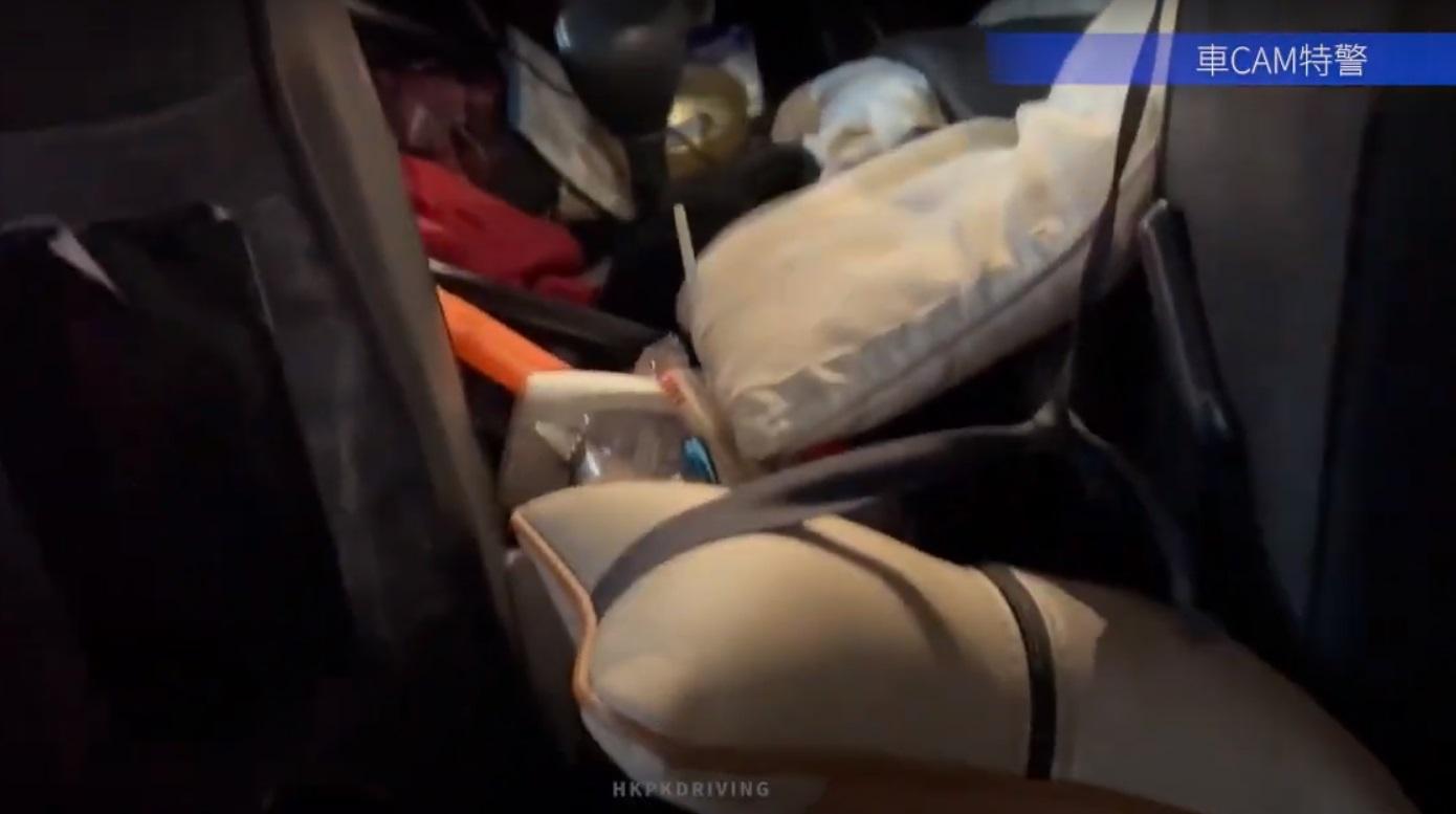 在波棍位上面擺放頭枕、抱枕等雜物。(網片截圖)