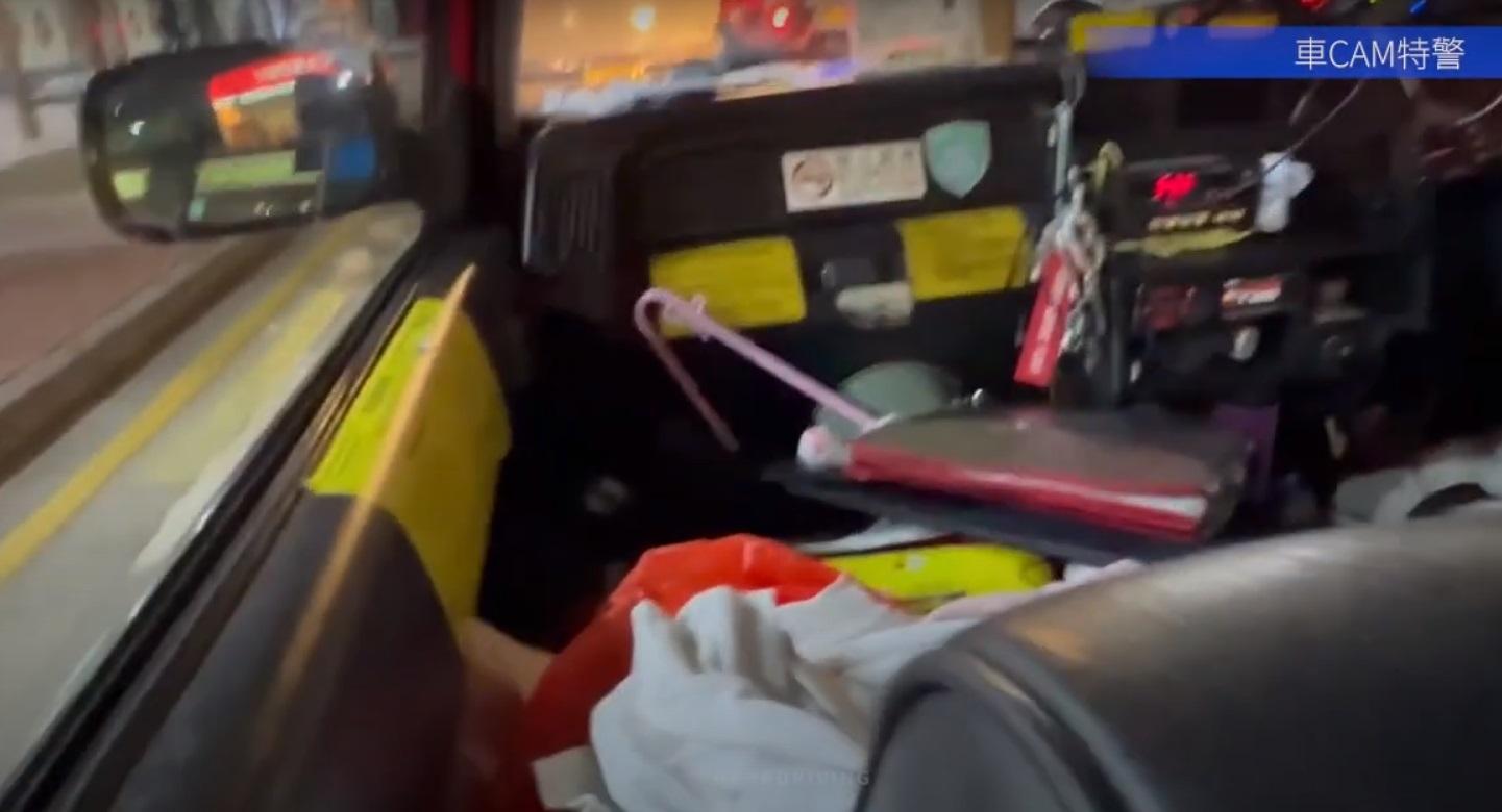 副駕駛座位堆滿了衣架、膠袋及相信是毛布等物品。(網片截圖)