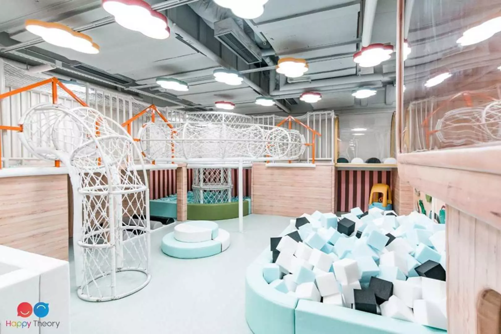 室內有繩網讓小朋友攀爬。