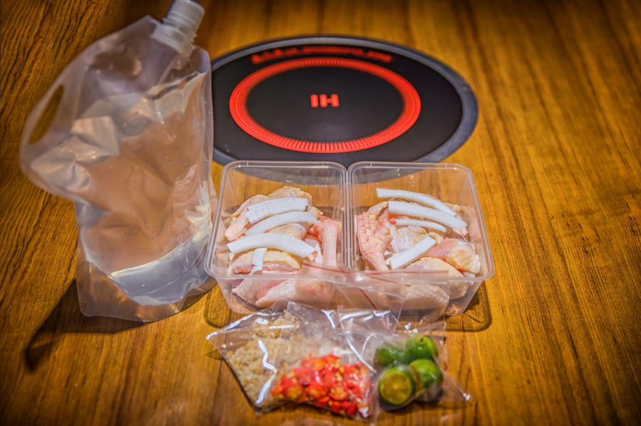 餐廳精心挑選未經添加、未經調味的純正海南椰子水作為火鍋湯底,為您帶來甜而不膩的美味享受。