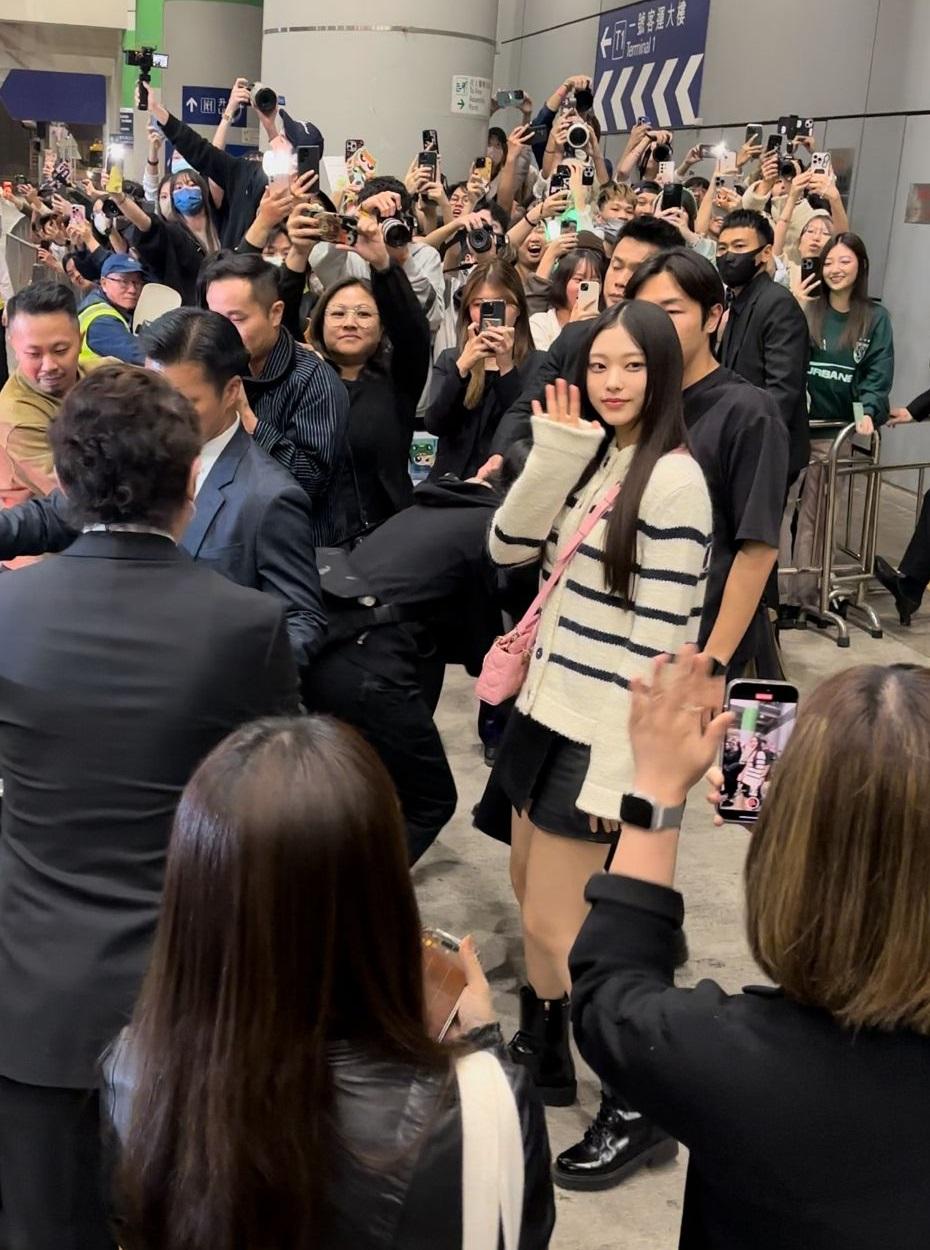 NewJeans成員姜諧潾Haerin首度襲港,獲200粉絲熱烈歡迎。